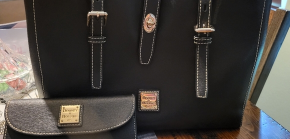 Dooney & Bourke leather handbag - Picture 1 of 16